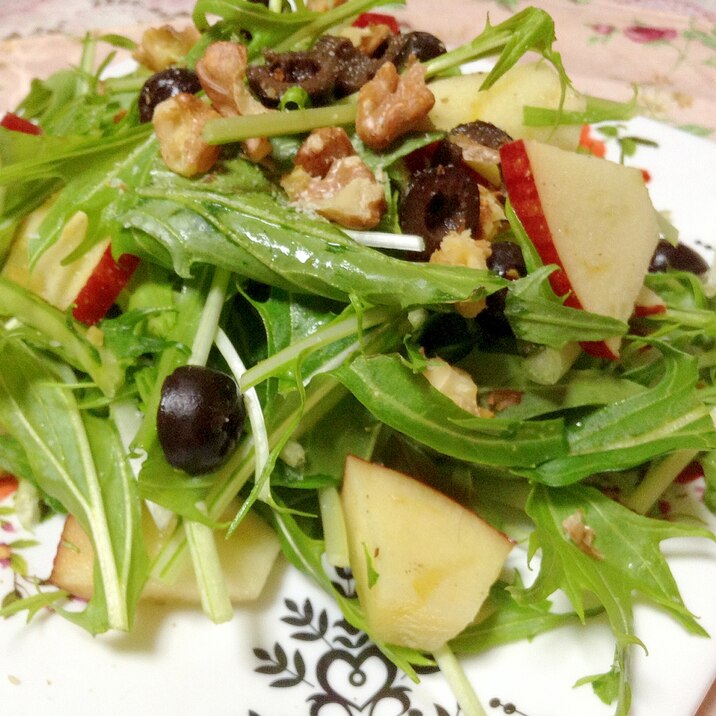 オリーブと林檎と胡桃入り♡水菜サラダ